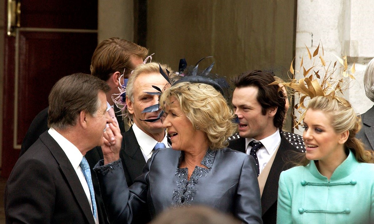 2005年、カミラ夫人とチャールズ皇太子（ともに当時）の結婚式に到着したアナベルさん。夫サイモン氏（左）、カミラ夫人の娘ローラさんと一緒にいた