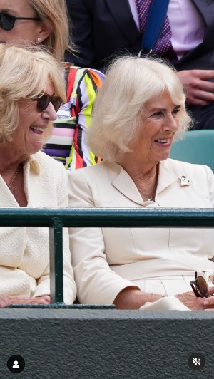 ウィンブルドン10日目にロイヤル・ボックスで観戦したカミラ王妃（右）と妹アナベルさん。外見が似ている姉妹はともにクリーム色のドレスを着用していた（『The Royal Family　Instagram「Game, set, match!」』より）