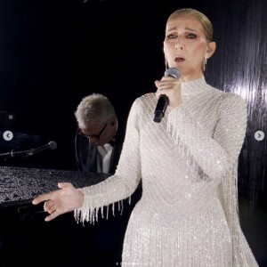 ピアノ伴奏に合わせ、圧倒的な歌唱を披露したセリーヌ（『Céline Dion　Instagram「Celine Dion performs on the Eiffel Tower!」』より）