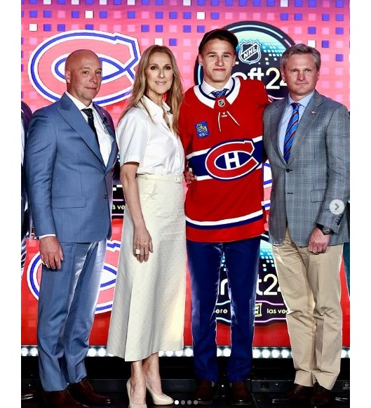 「NHLドラフト」にサプライズ登場したセリーヌ・デイオン。「モントリオール・カナディアンズ」がアイヴァン・デミドフ選手を指名したことを発表した（『Céline Dion　Instagram「J’ai été très heureuse de pouvoir annoncer la sélection des Canadiens」』より）