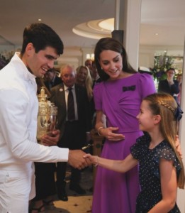 2年連続で優勝したアルカラス選手と固い握手を交わすシャーロット王女。皇太子妃は娘を優しい眼差しで見つめている（『Wimbledon　Instagram「A handshake for the champion from HRH Princess Charlotte」』より）