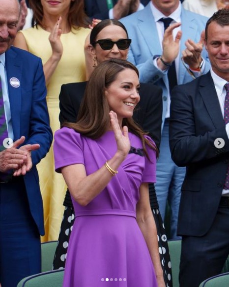 ロイヤル・ボックスに到着したキャサリン皇太子妃。スタンディングオベーションが巻き起こり、笑顔で手を振った（『The Prince and Princess of Wales　Instagram「Great to be back at ＠Wimbledon!」』より）