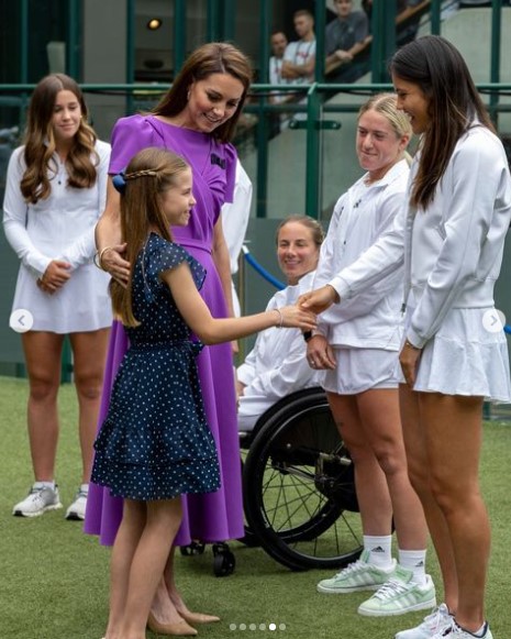 エマ・ラドゥカヌ選手と握手をするシャーロット王女。母キャサリン皇太子妃とともに来場していた（『The Prince and Princess of Wales　Instagram「Great to be back at ＠Wimbledon!」』より）