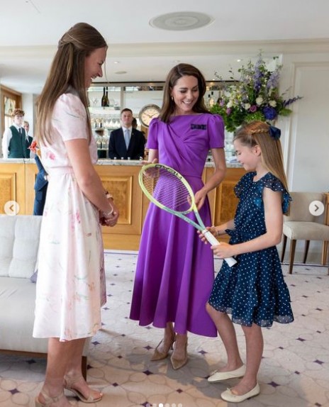 シャーロット王女と会場を訪れたキャサリン皇太子妃。「Safiyaa」のドレスはミディ丈のエレガントなデザインだ（『The Prince and Princess of Wales　Instagram「Great to be back at ＠Wimbledon!」』より）