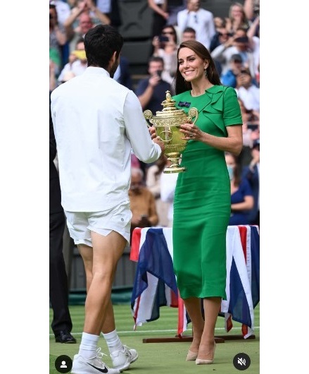 昨年のウィンブルドン決勝で優勝したアルカラス選手にトロフィーを贈呈するキャサリン皇太子妃。今年の男子シングルス決勝への出席が発表された（『Wimbledon　Instagram「A day to remember」』より）