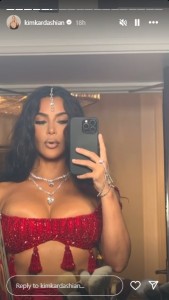 豪華なダイヤモンドジュエリーを着けていたキム（『Kim Kardashian　Instagram』より）