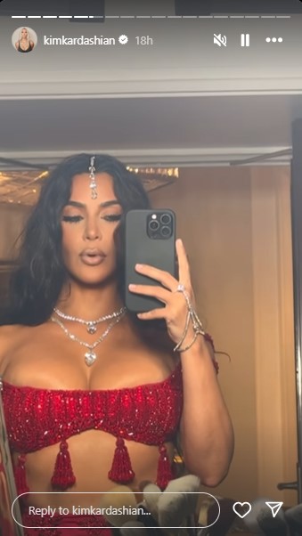 豪華なダイヤモンドジュエリーを着けていたキム（『Kim Kardashian　Instagram』より）