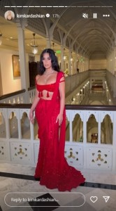真っ赤な色をしたインドの民族衣装「レヘンガ」を着用したキム（『Kim Kardashian　Instagram』より）