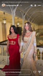 「レヘンガ」を着たキムと妹クロエ。クロエはゴールドのジュエリーを合わせた煌びやかな装いだ（『Kim Kardashian　Instagram』より）