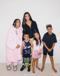キムとカニエの間にもうけた4人の子ども達。息子セイントくんとサームくんのどちらが白斑症であるかは明らかにしていない（『Kim Kardashian　Instagram「Chi Chi’s 6th Bratz birthday party」』より）
