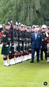 ホリールード宮殿に到着後、儀仗隊を視察するチャールズ国王。庭園では壮大なパレードが行われた（『The Royal Family　Instagram「Today, at the traditional Ceremony of the Keys」』より）