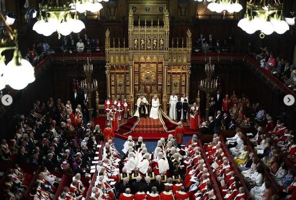 下院と上院の議員が一堂に会して行われた国会開会式。国王夫妻が纏うローブは、床まで長く伸びている（『The Royal Family　Instagram「The King reads the speech written by His Majesty’s Government during the State Opening of Parliament」』より）