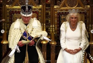 貴族院の議場で玉座に着席した国王とカミラ王妃。この日、77歳の誕生日を迎えた王妃は、国王がイラつく場面を横目で見ていた（『The Royal Family　Instagram「The King reads the speech written by His Majesty’s Government during the State Opening of Parliament」』より）
