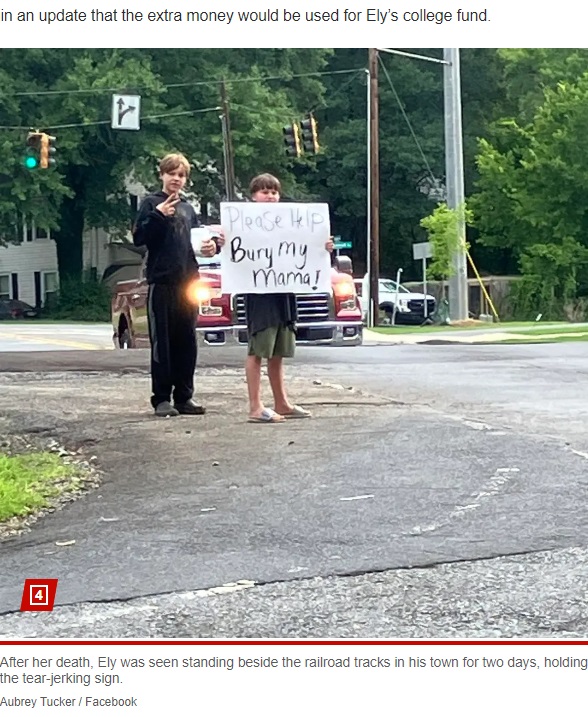 米ジョージア州リンデールの小さな町の線路脇で今月、大きなポスターを持って立っている少年が多くの人に目撃された（『New York Post　「Georgia boy stands next to railroad tracks with sign to raise money for mother’s funeral: ‘Please help bury my Mama!’」（Aubrey Tucker / Facebook）』より）