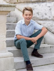 【イタすぎるセレブ達】英ジョージ王子、11歳誕生日のポートレートで“友情の絆”ブレスレットを着用　国王やシャーロット王女とお揃い？