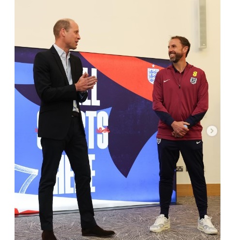 今年6月、イングランド代表チームのトレーニングセンターを訪問したウィリアム皇太子。「UEFA欧州サッカー選手権」出場に向けてサウスゲート監督と対談した（『England football team　Instagram「A memorable day for the ＃ThreeLions,」』より）