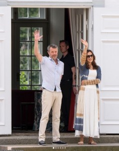 グロステン城で夏の休暇を過ごす、フレデリック国王とメアリー王妃。1935年からデンマーク王室で続いている伝統だ（『DET DANSKE KONGEHUS　Instagram「Mange gråstenborgere og tilrejsende var i dag mødt frem for at」』より）
