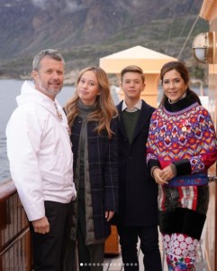双子の次男ヴィンセント王子、次女ヨセフィーネ王女とともにグリーンランドを公式訪問したフレデリック国王とメアリー王妃（『DET DANSKE KONGEHUS　Instagram「Lige over polarcirklen på Grønlands vestkyst ligger byen Sisimiut,」』より）