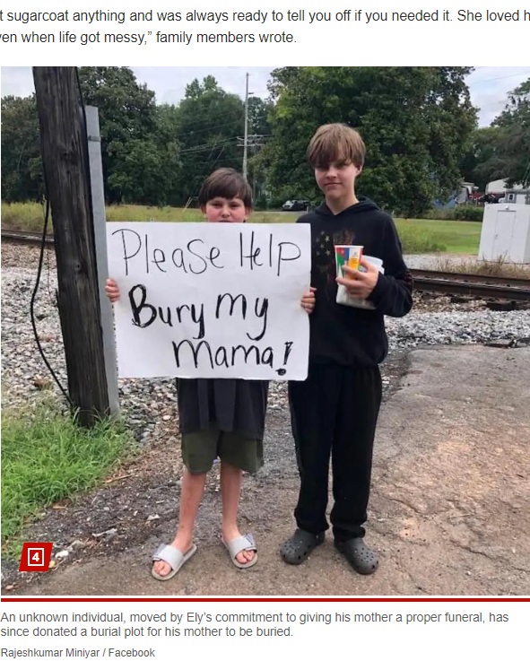 白いポスターには黒いペンで大きく「ママを埋葬したい。どうか助けて欲しい！」と書かれており、多くの人の心を動かした（『New York Post　「Georgia boy stands next to railroad tracks with sign to raise money for mother’s funeral: ‘Please help bury my Mama!’」（Rajeshkumar Miniyar / Facebook）』より）