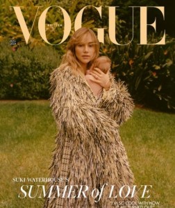 英誌『VOGUE』の表紙を飾ったスキ。ロバートとの間に生まれた愛娘を抱いている（『British Vogue　Instagram「For beloved British cool girl ＠SukiWaterhouse,」』より）