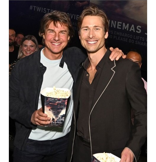 過去に共演したグレン・パウエル（右）をサポートするため、映画『ツイスターズ』のプレミア上映会に駆けつけたトム・クルーズ（『Tom Cruise　Instagram「Fun night with friends, watching a movie!!」』より）