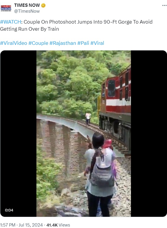 インド北西部ラジャスタン州パリ地区の鉄道橋。SNSの動画撮影をしていた夫婦は、電車が迫ってくるのに気づいていない（『TIMES NOW　X「＃WATCH: Couple On Photoshoot Jumps Into 90-Ft Gorge To Avoid Getting Run Over By Train」』より）