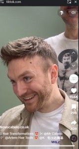 満面の笑みを浮かべて仕上がりを喜ぶ男性。明らかに若返り、興奮しているのが分かり「素晴らしい変身」という声が届いていた（『Novocabelo.co.uk　TikTok「3 Hair Transformations」』より）