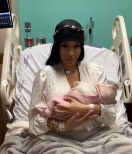 第3子誕生を報告したカーディ・B。病室で赤ちゃんを抱き、とても幸せそうだ（『Cardi B　Instagram「The prettiest lil thing」』より）