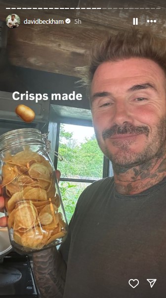 容器に入れたポテトチップス。畑で収穫したジャガイモで作ったそうだ（『David Beckham　Instagram』より）