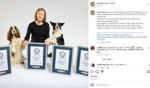 4つのギネス世界記録を持つボニー＆シンバと並ぶ、飼い主のオルガ・ジョーンズさん（『Trickdogs Bonnie ＆ Simba　Instagram「I am excited and humbled to be included into the newly released Guinness World Records book with both Simba and Bonnie.」』より）