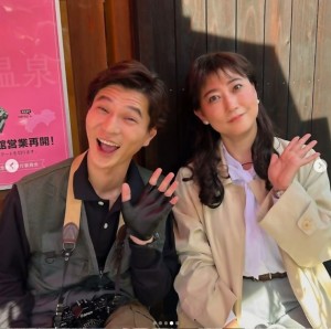 配信ドラマにの主演・友近とメインキャストのモグライダー芝大輔（『水谷千重子　Instagram「バディーの芝くんが到着したからザ・2時間サスペンスって感じになってきたわね」』より）