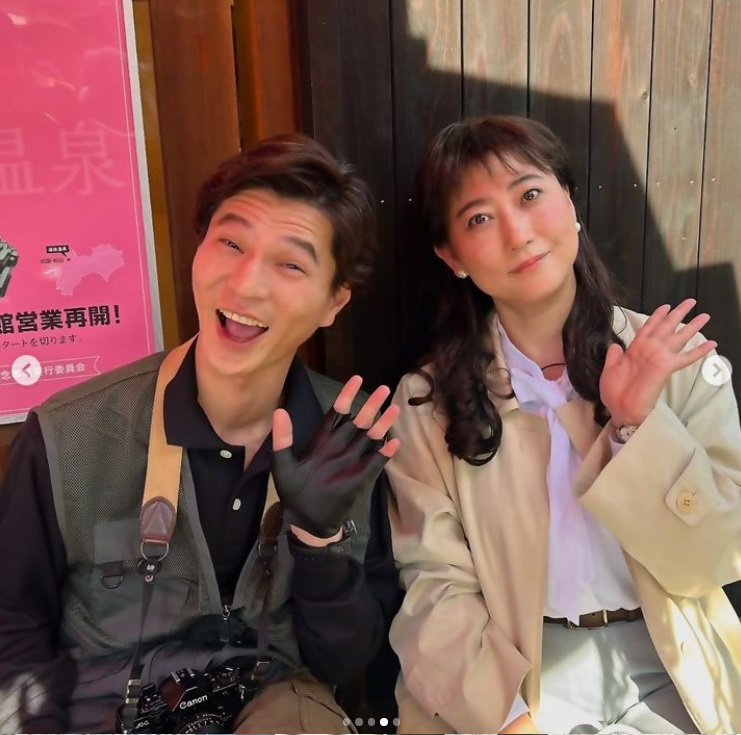 配信ドラマにの主演・友近とメインキャストのモグライダー芝大輔（『水谷千重子　Instagram「バディーの芝くんが到着したからザ・2時間サスペンスって感じになってきたわね」』より）