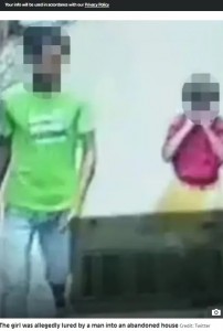 路地を歩く男と女児（6）。女児を廃屋に連れ込んで性的暴行を試み、女児の服を脱がせていた（『The Sun　「TO THE RESCUE Gang of hero monkeys fight off sex fiend who was about to rape girl, 6, after he lured her into abandoned building」（Credit: Twitter）』より）