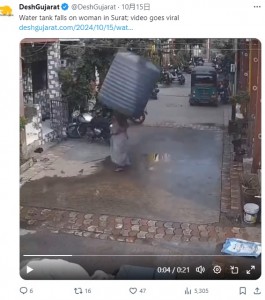 大きな貯水タンクが女性に覆いかぶさるようにして落下した（『DeshGujarat　X「Water tank falls on woman in Surat; video goes viral」』より）