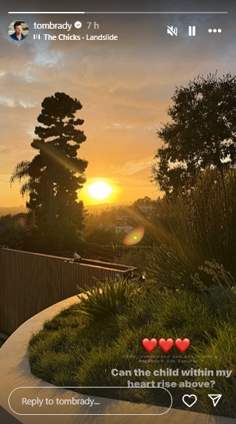 ジゼルの妊娠が報じられた直後、トムが投稿したメッセージ。夕日が沈む風景の下には、楽曲の歌詞が記されている（『Tom Brady　Instagram』より）