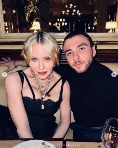 レストランのテーブル席に座るマドンナとロッコさん。2人は良好な親子関係を保っているようだ（『Madonna　Instagram「Escape to Paris to see my son Rocco’s exhibition」』より）