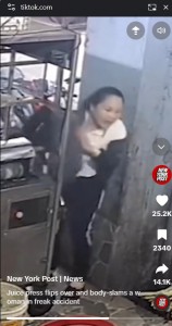 パーカーの一部がハンドルに巻き込まれた女性。この後、片腕が引っ掛かって背負い投げされるように一回転した（『New York Post　TikTok「Juice press flips over and body-slams a woman in freak accident」』より）