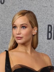 【イタすぎるセレブ達】ジェニファー・ローレンス、タイトなドレス姿で妊娠中のお腹のふくらみを見せる