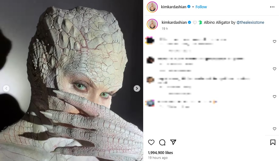 特殊メイクを施したキムの顔と手。両目にはライトグリーンのカラコンを装着している（『Kim Kardashian　Instagram「Albino Alligator by ＠thealexisstone」』より）