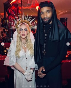 恋人アキームと並び、静かに微笑むマドンナ。アキームは黒い修道服に身を包んでいた（『Madonna　Instagram「For Halloween, I was the Crying Madonna」』より）