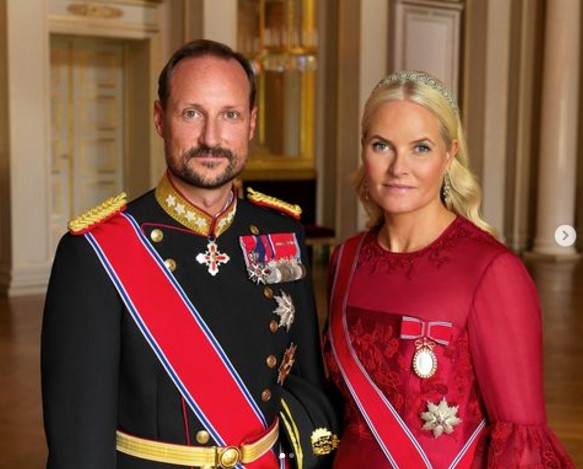 ノルウェーのホーコン王太子と妻メッテ＝マリット王太子妃。王太子妃の連れ子である息子が、性的暴行容疑で逮捕された（『Det Norske Kongehuset　Instagram「Nye offisielle bilder」』より）