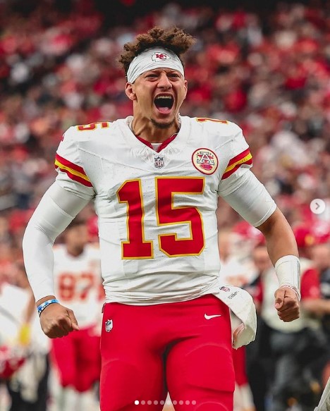 トラヴィスのチームメイト、パトリック・マホームズ。外出中、自宅が不法侵入された（『Kansas City Chiefs　Instagram「Vegas vibes.」』より）