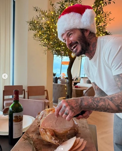 マイアミの豪華な新居内で、家族のためにターキーの丸焼きをカットするデヴィッド（『David Beckham　Instagram「Traditional cutting of the turkey that mums been cooking all day !!」』より）