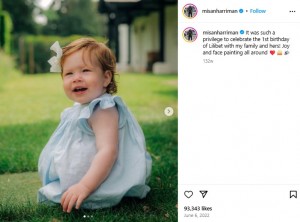 2022年6月、1歳の誕生日パーティで撮影したリリベット王女のポートレート（『Misan Harriman　Instagram「It was such a privilege to celebrate the 1st birthday of Lilibet with my family and hers!」』』より）