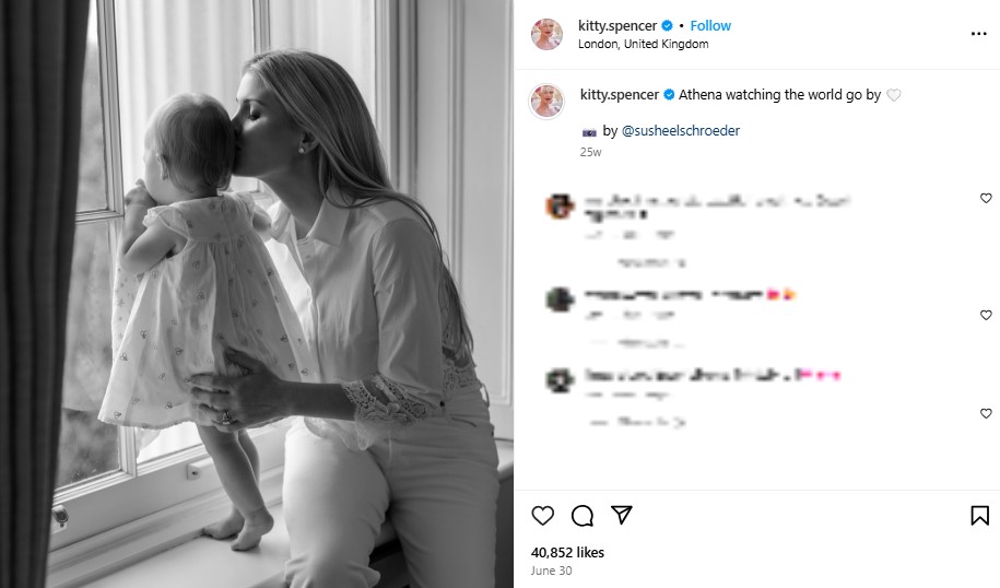 7月に公開した愛娘とのモノクロームショット。娘の名前を“アテナ”と明らかにした（『Kitty Spencer　Instagram「Athena watching the world go by」』より）