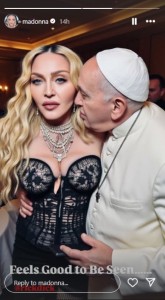 生成AIによって作られたローマ教皇フランシスコとマドンナの画像。2人は親密な様子だ（『Madonna　Instagram』より）