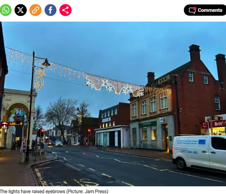 英ハンプシャー州の小さな町フリートのまるで“パンツ”を干したようなクリスマスイルミネーション（『Metro.co.uk　「People think town’s Christmas lights look like ‘underwear on a washing line’」（Picture: Jam Press）』より）